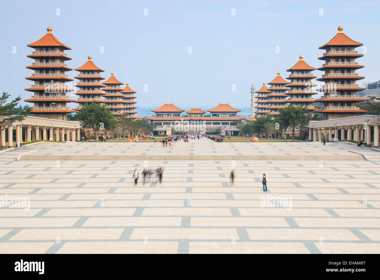 Kaohsiung, Taiwan - 15. Dezember 2014: Sonnenuntergang am Fo Guang Shan buddhistische Tempel von Kaohsiung, Taiwan mit vielen Touristen, die zu Fuß durch Stockfoto