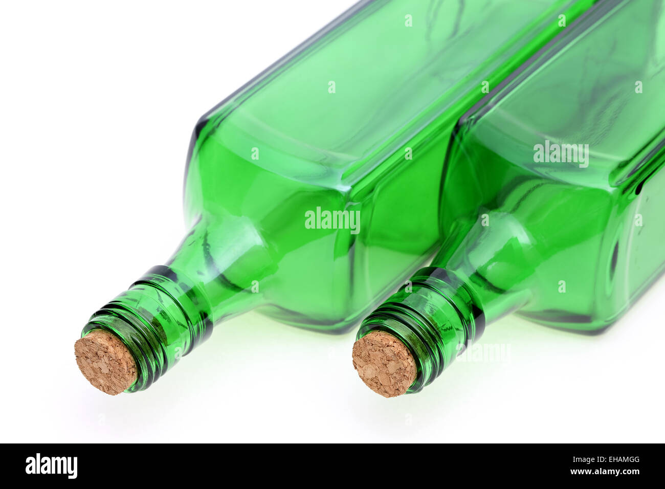 grüne Glasflasche auf weißem Hintergrund Stockfoto