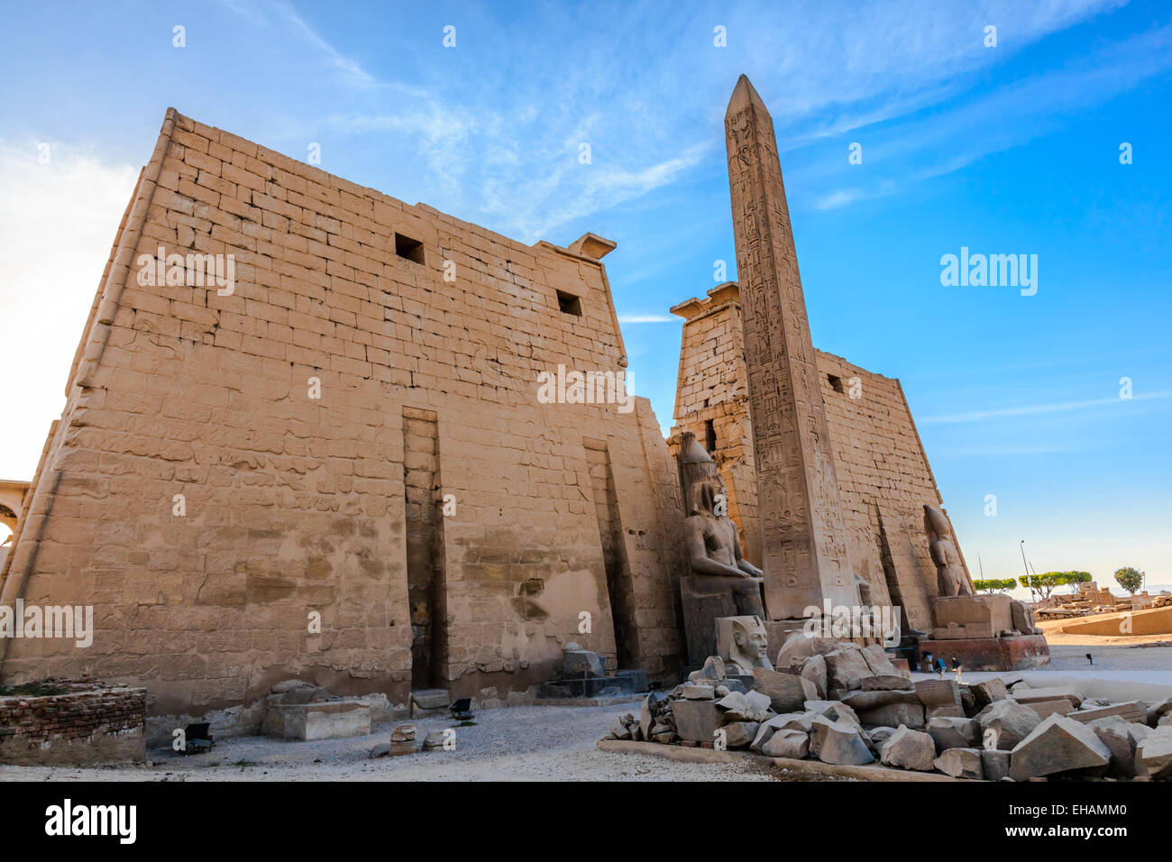 Die massiven ersten Pylon des Luxor-Tempels mit rotem Granitobelisk Stockfoto