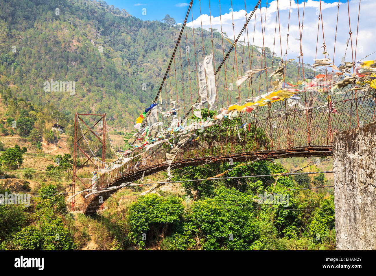 Gebetsfahnen und die Brücke in Punakha, Bhutan Stockfoto