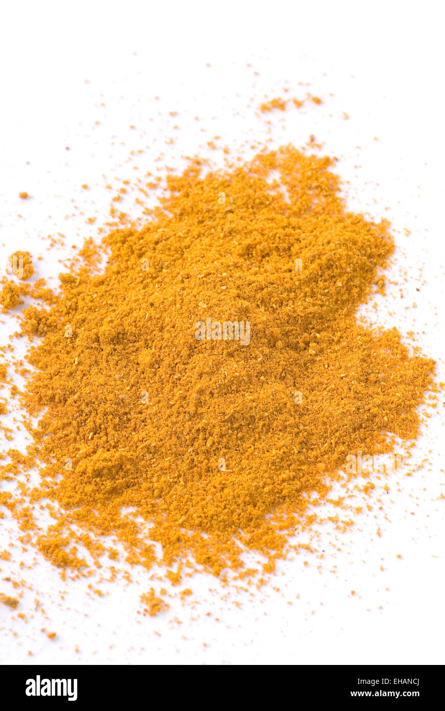 Currypulver hautnah auf weißem Hintergrund. Stockfoto
