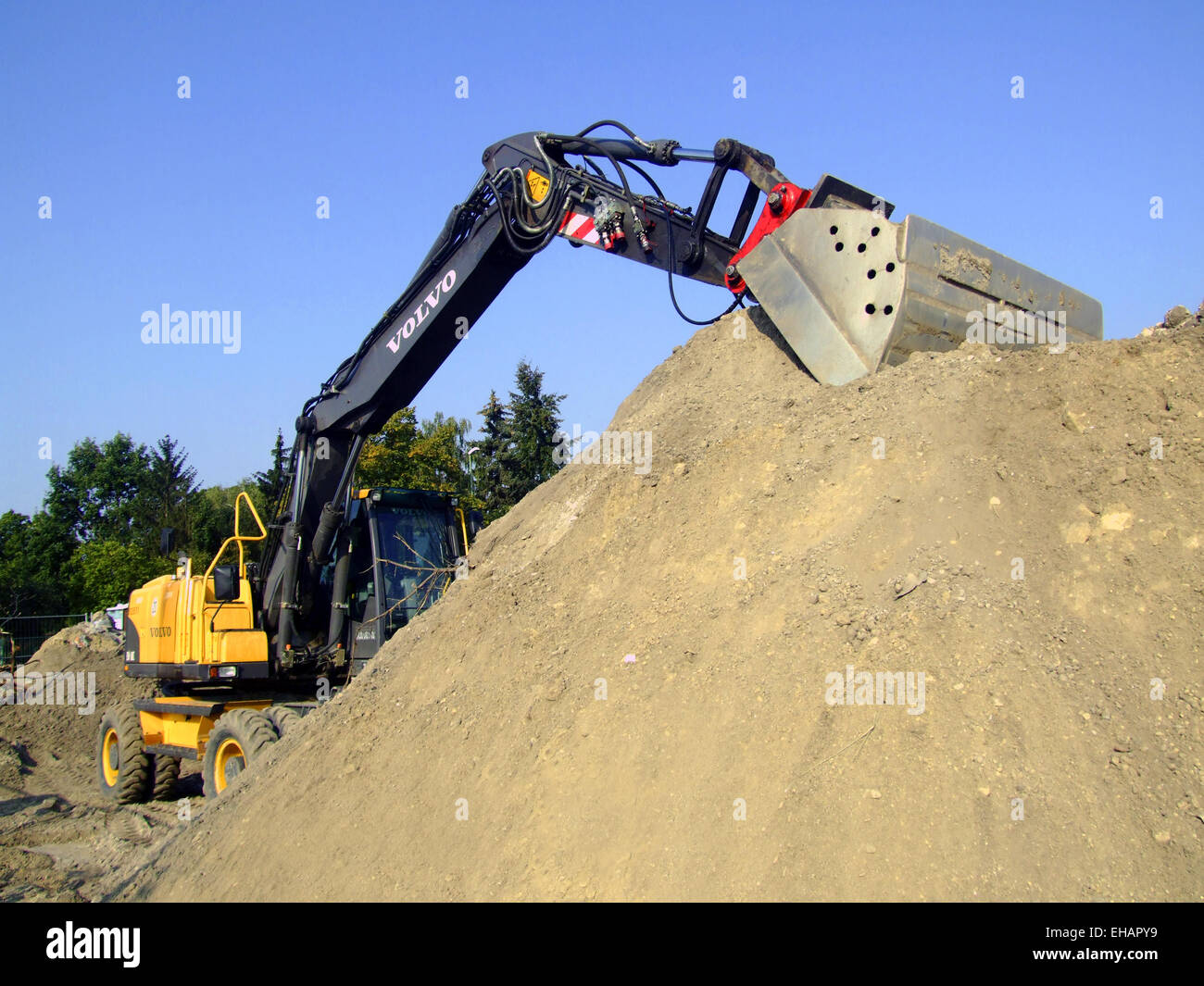 Tree excavator -Fotos und -Bildmaterial in hoher Auflösung – Alamy