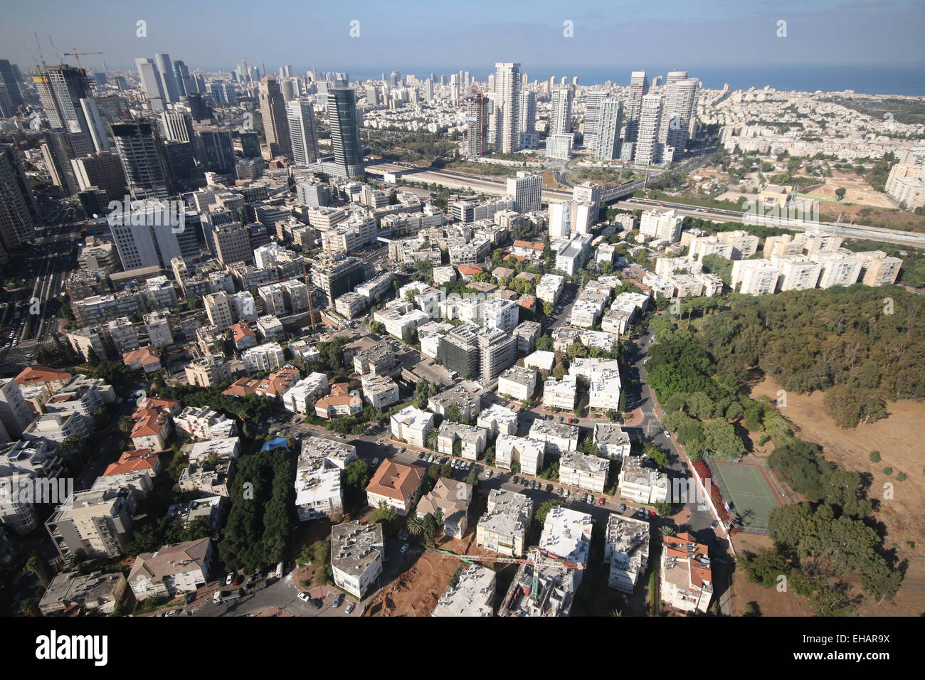 Erhöhten Luftaufnahme von Tel Aviv und Ramat Gan wie gesehen von oben der Ayalon highway Stockfoto