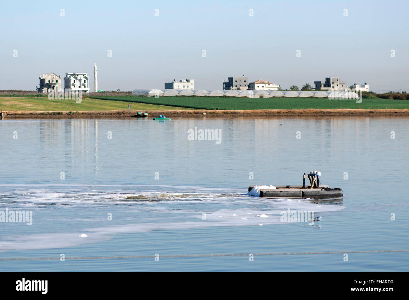 Abwasser-Aufbereitungsanlage. Das aufbereitete Wasser wird dann für die Bewässerung und landwirtschaftliche Nutzung verwendet. In der Nähe von Hadera, Kolombien fotografiert Stockfoto