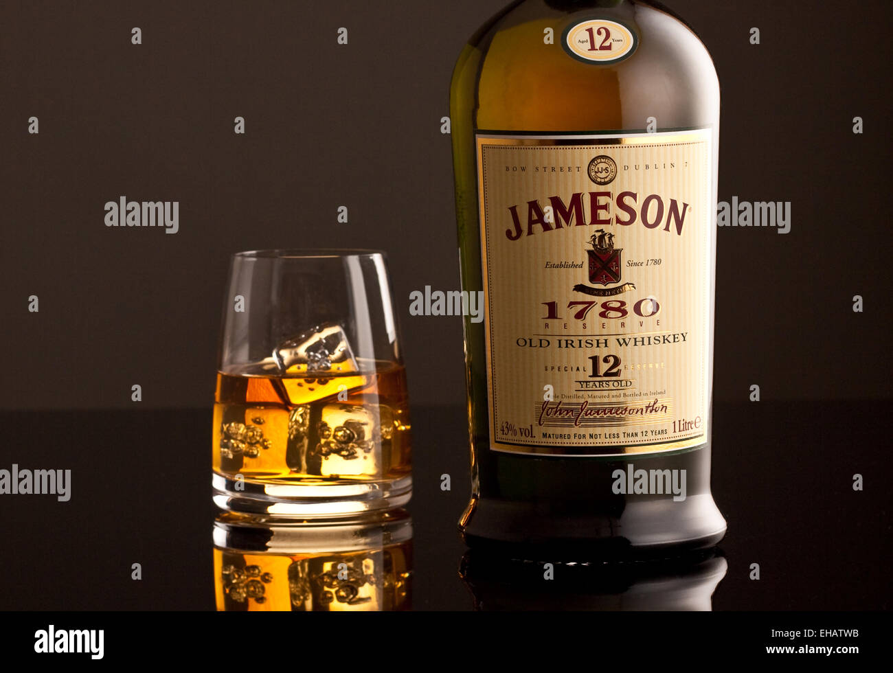 Jameson Whiskey Flasche und Glas mit Eiswürfeln Stockfoto