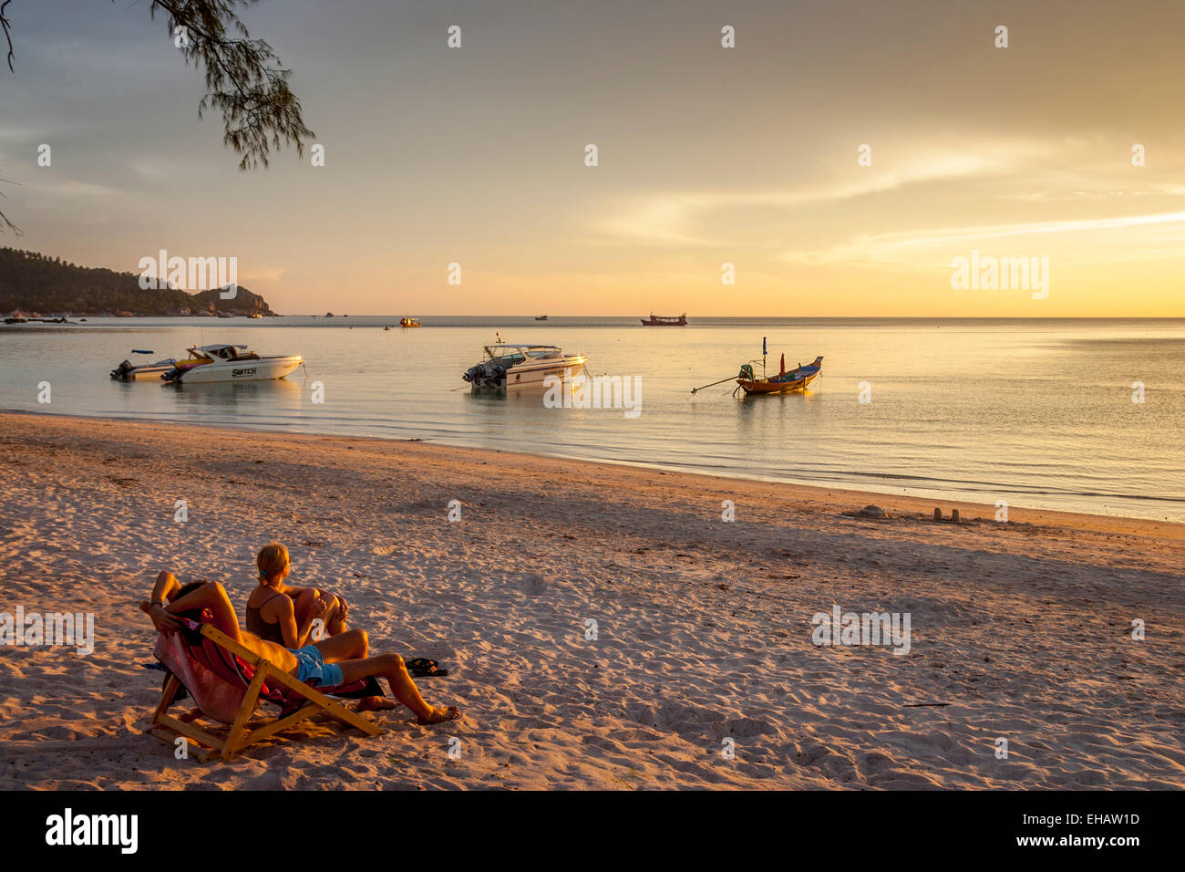 Ein paar beobachten den Sonnenuntergang am Hut Sairee Beach, Ko Tao, Thailand Stockfoto