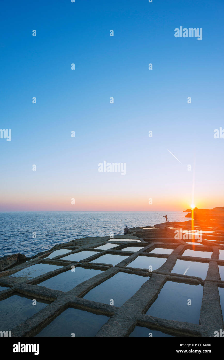 Mittelmeer Europa, Malta, Insel Gozo, Salinen an der Xwejni Bucht, Sonnenaufgang Stockfoto