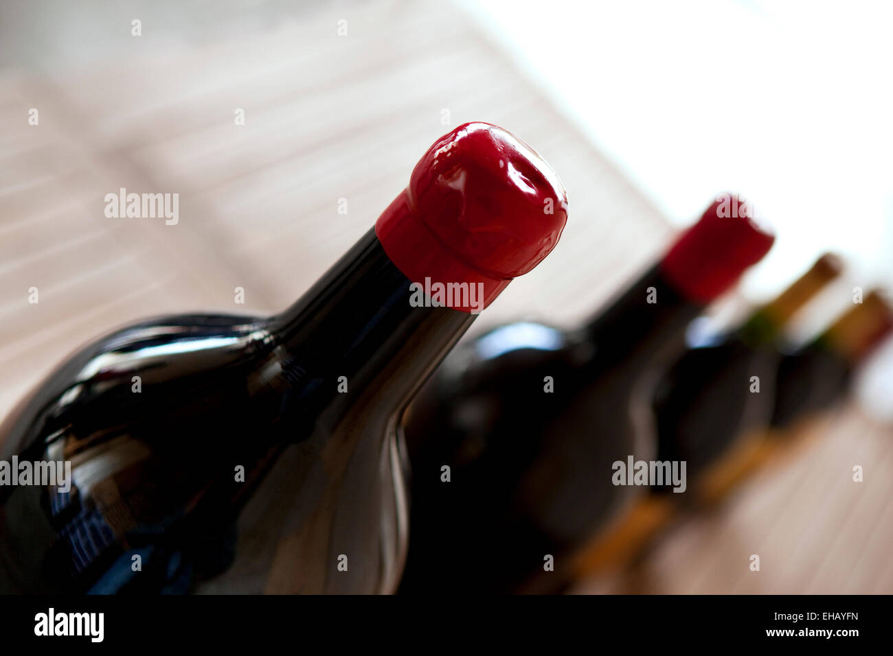 Flaschen Rotwein auf einem Tisch in einem Weingut Stockfoto