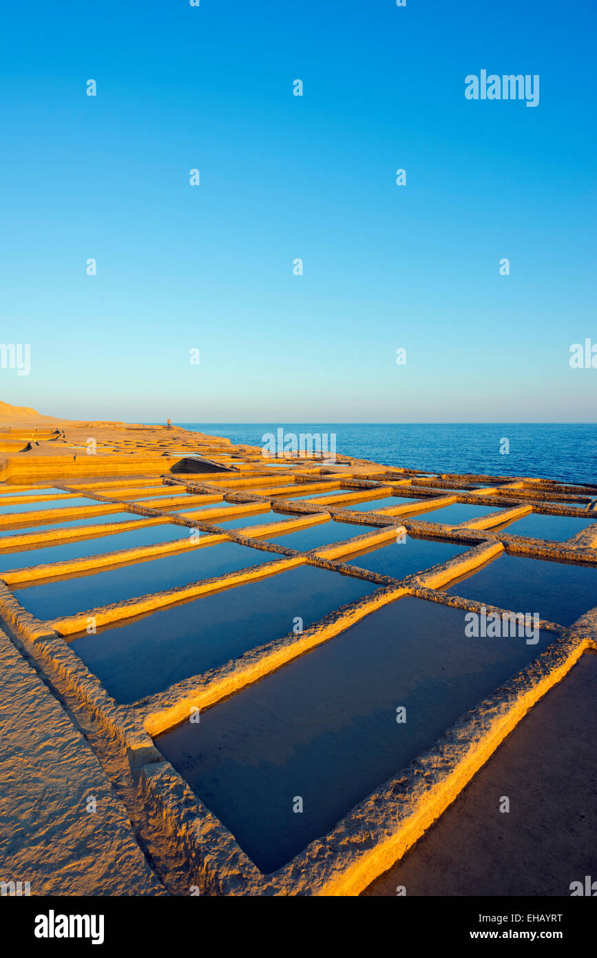 Mittelmeer Europa, Malta, Insel Gozo, Salinen in Xwejni Bay Stockfoto