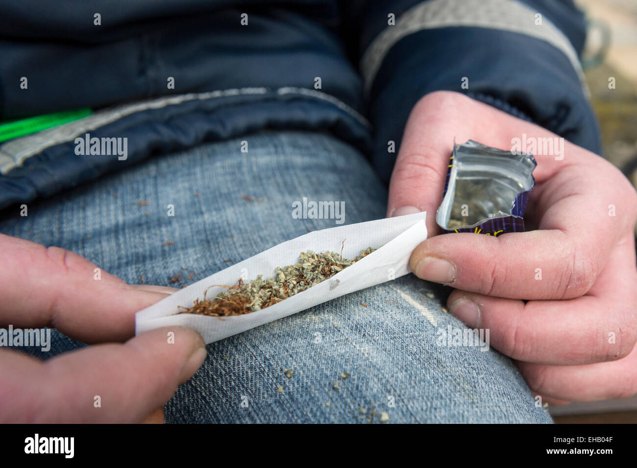 Ein Mann, der einen Joint mit Happy Joker, Legal High Stockfoto