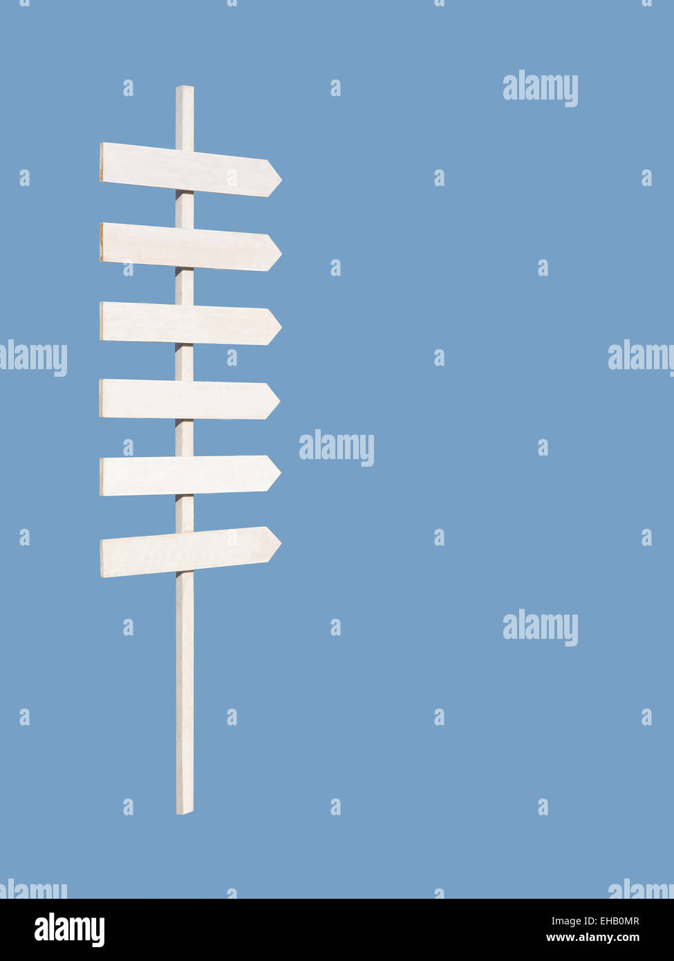 Weiße rustikalen Holzschild post mit sechs Pfeile auf blau und leeren Raum für Text, maritime oder Beach-Style. Stockfoto