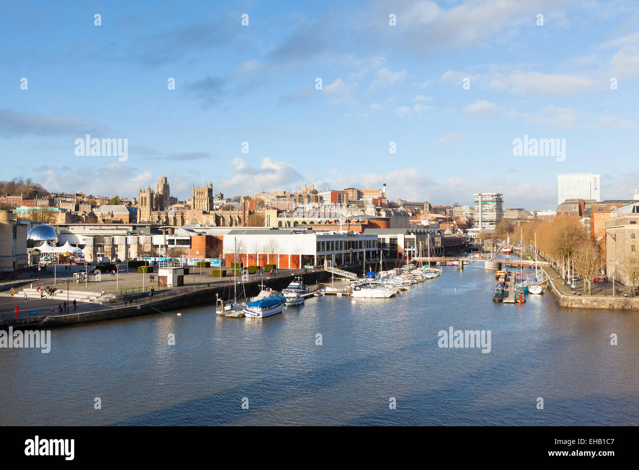 BRISTOL, UK - 2. Januar 2014: Skyline-Blick von St. Augustine Reach und Bristol Hafen. Die Ansicht enthält Attraktionen Stockfoto