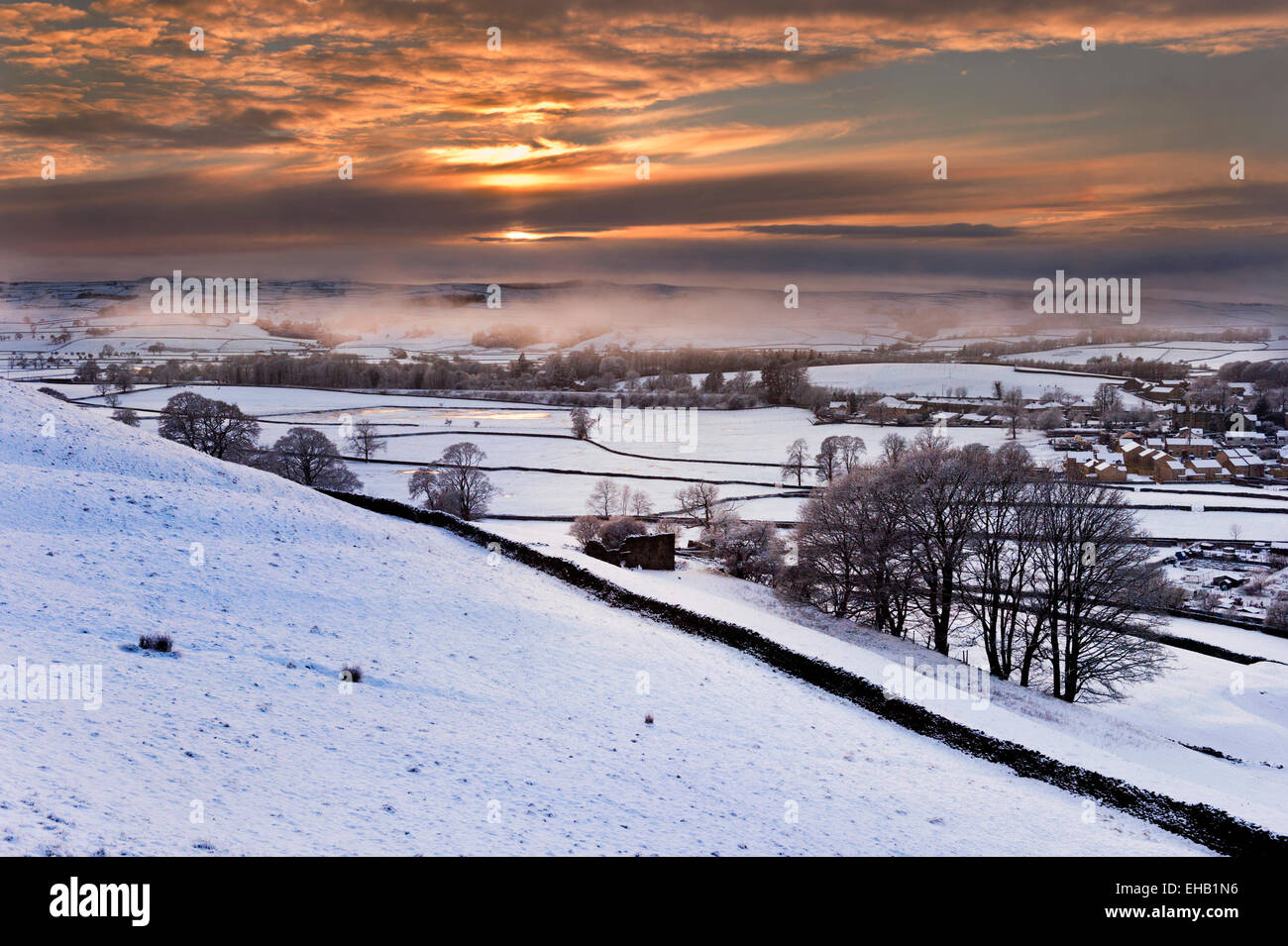 Schnee auf dem Boden und fernen Nebel auf den Hügeln am späten Nachmittag zu begleichen, Yorkshire Dales, UK Stockfoto