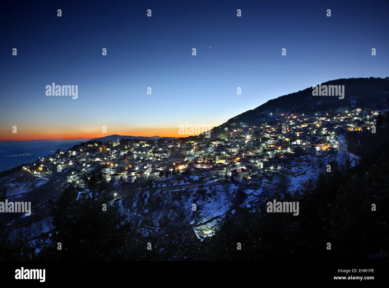 Livadi-Dorf in der "blauen" Stunde, Gemeinde von Elassona, Larisa, Thessalien, Griechenland. Stockfoto