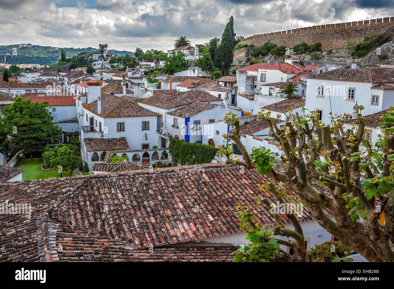Portugal, Obidos - städtische Siedlung und das Schloss mit dem gleichen Namen mit der Festung. Blumen, Obstbäumen, weißen Villen, gepflastert Stockfoto