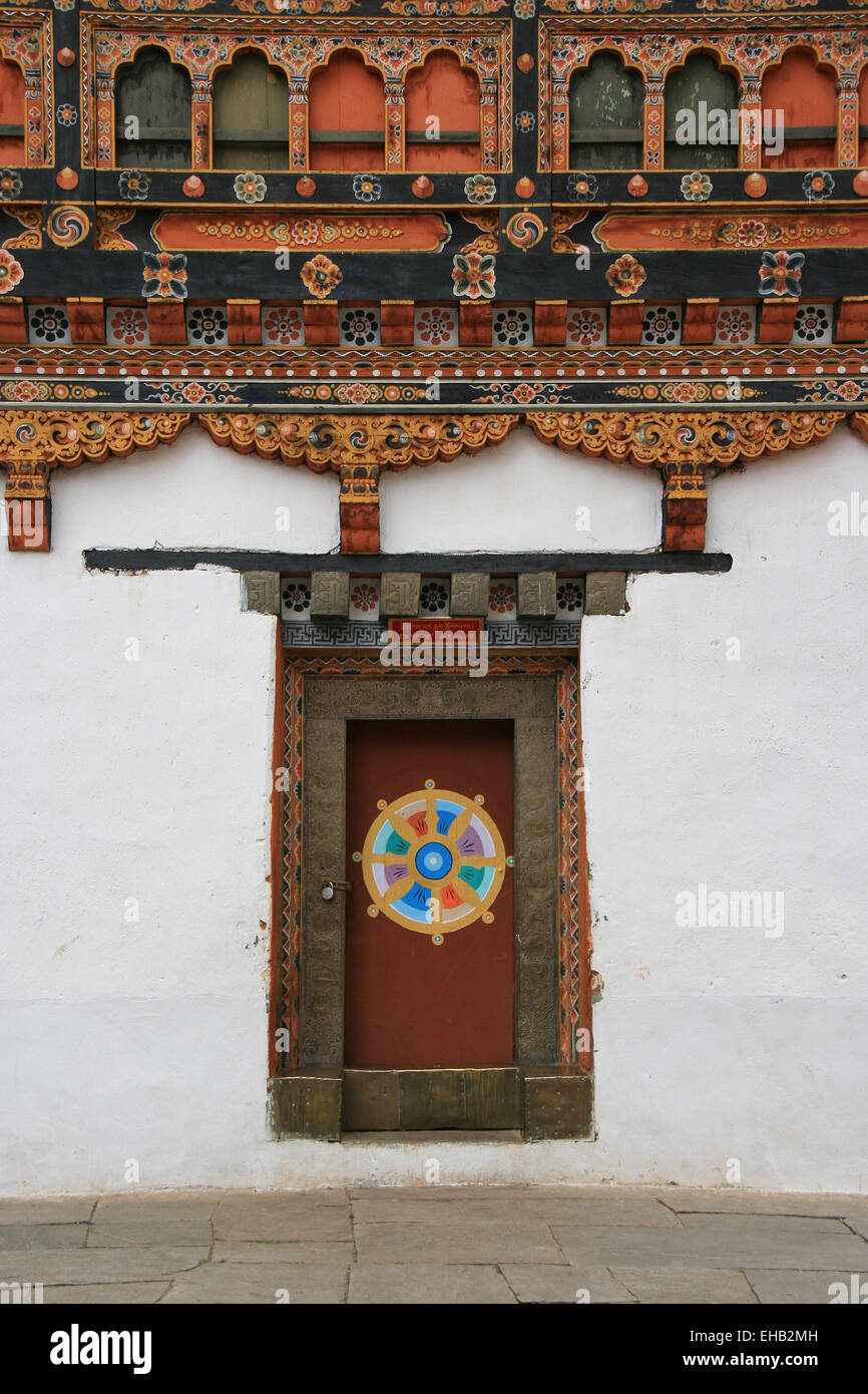 Ein Drehen des Rades schmückt eine der Türen des Dzong von Paro, Bhutan, am 14. Oktober 2011. Stockfoto