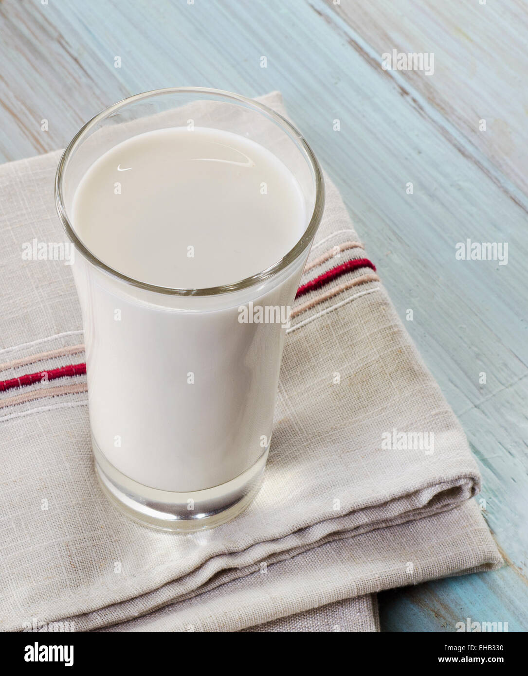 Glas Milch auf Holztisch. Selektiven Fokus Stockfoto