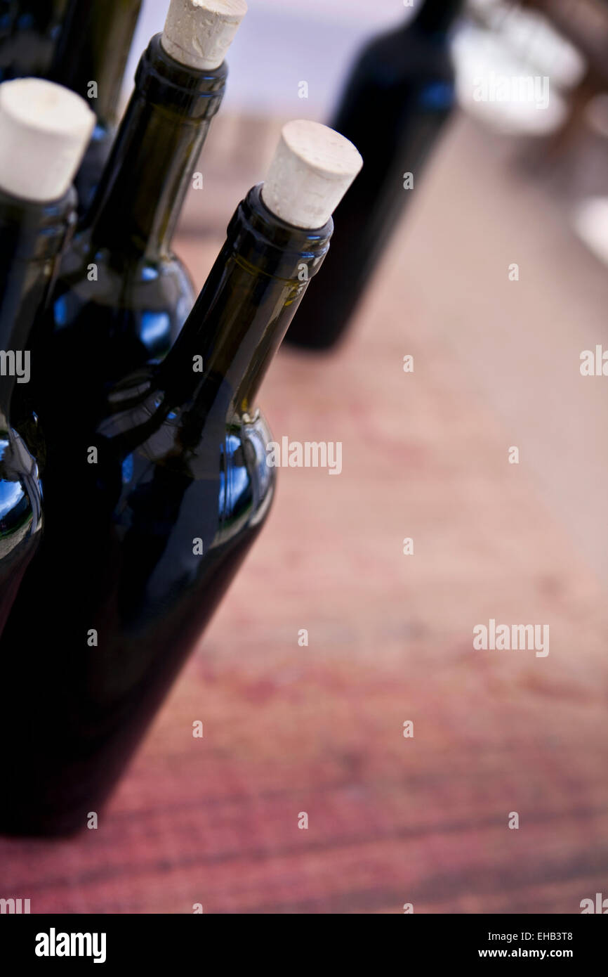 Flaschen Rotwein auf einem Holztisch Stockfoto
