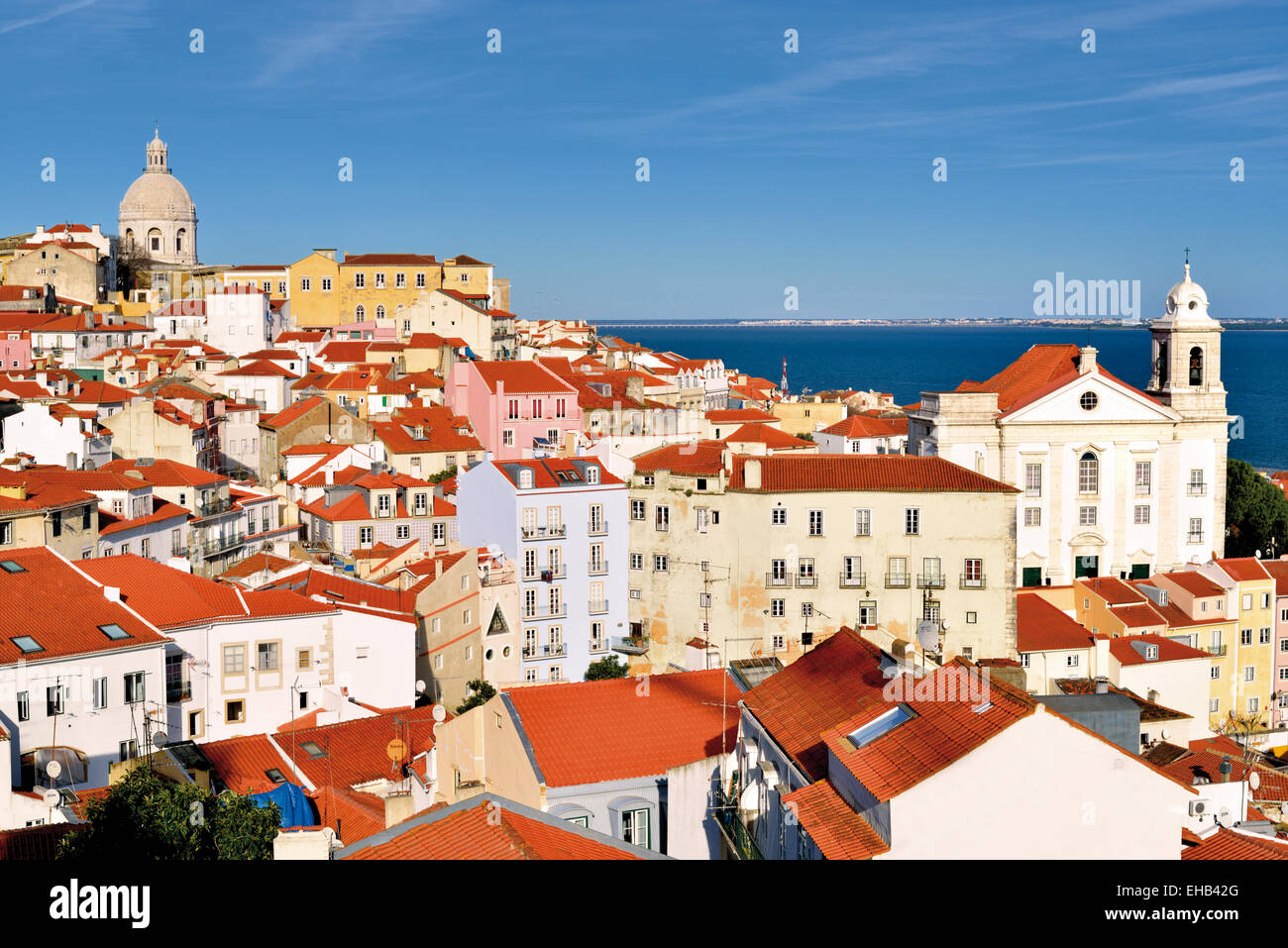 Portugal, Lissabon: Blick über die Dächer des alten Lissabon und Tajo Flusses von Miradouro Portas Do Sol in Alfama Stockfoto