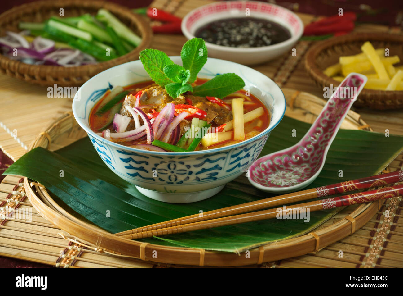 Assam Laksa. Scharfe Nudelsuppe Malaysia Food Stockfoto