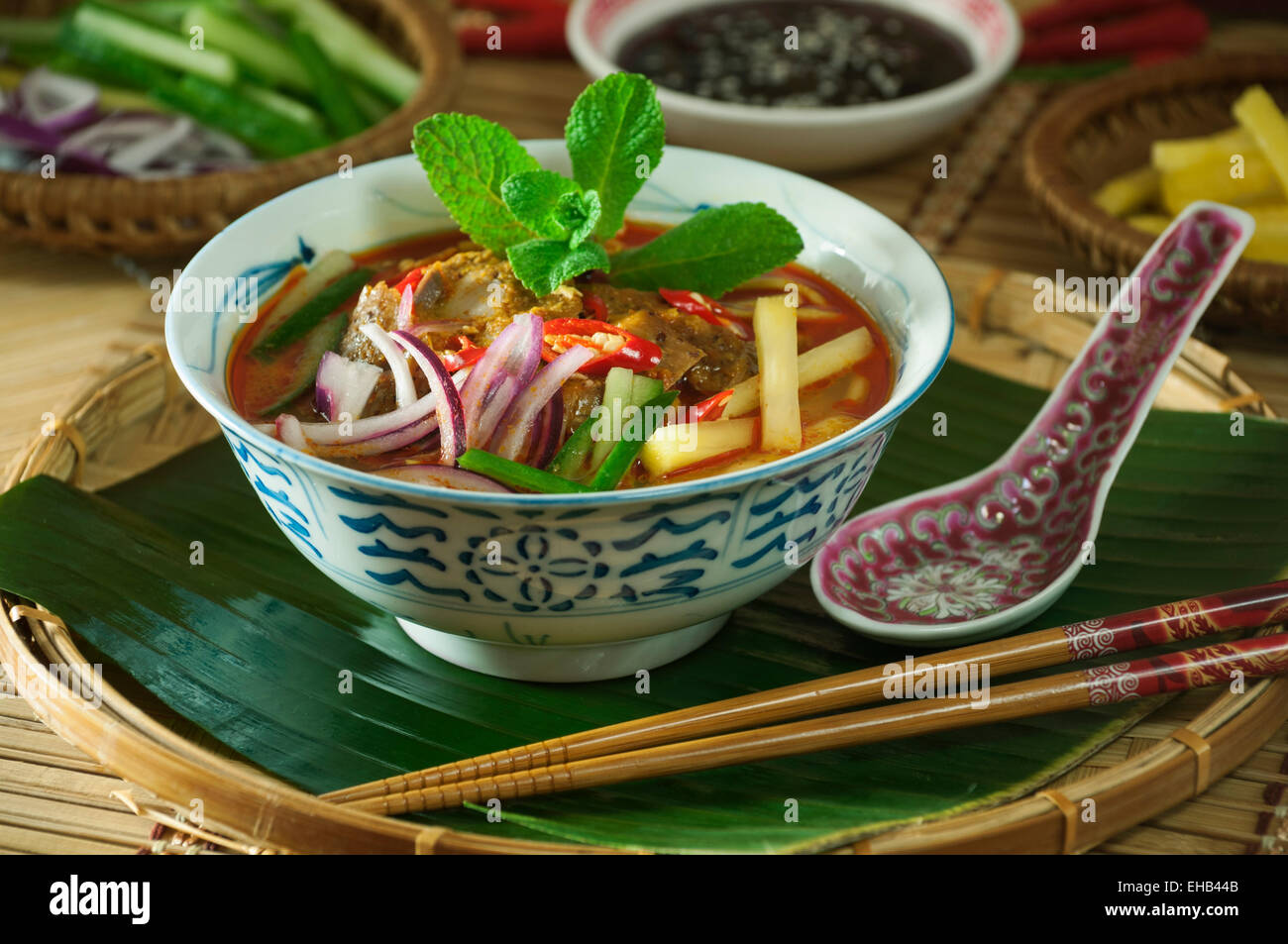 Assam Laksa. Scharfe Nudelsuppe Malaysia Food Stockfoto
