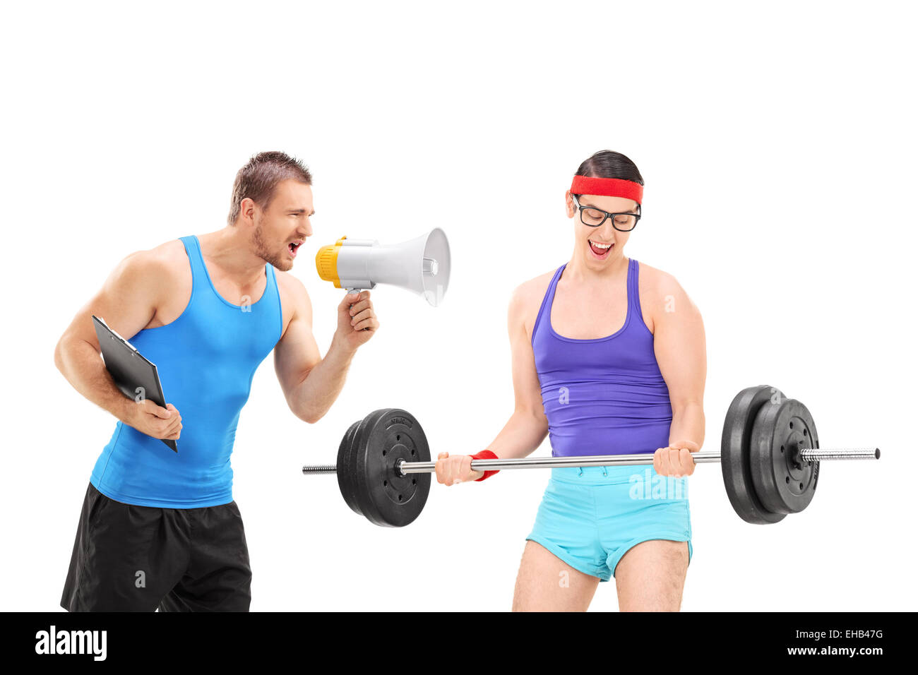 Fitness-Coach motivieren einen nerdigen Kerl per Megaphon isoliert auf weißem Hintergrund Stockfoto