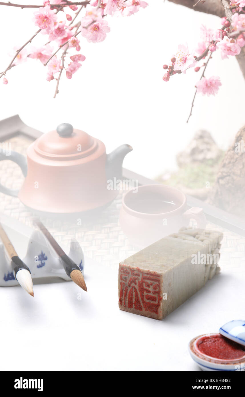 Tee-Set und Schreibgeräte Stockfoto