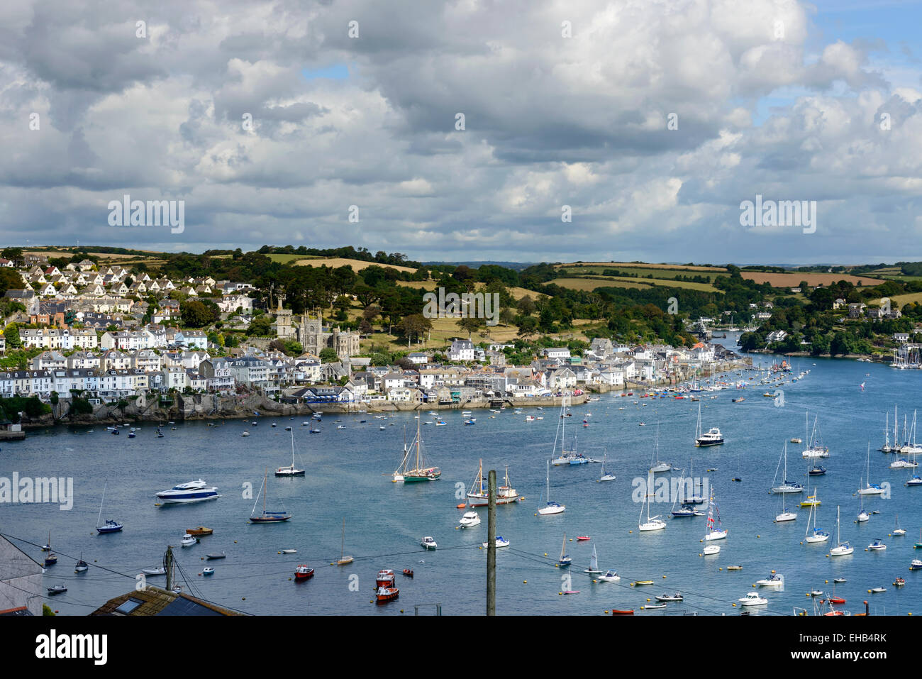 Blick auf Bucht-Hafen und Dorf auf der südlichen Küste von Cornwall, erschossen von der gegenüberliegenden Seite der Bucht Stockfoto