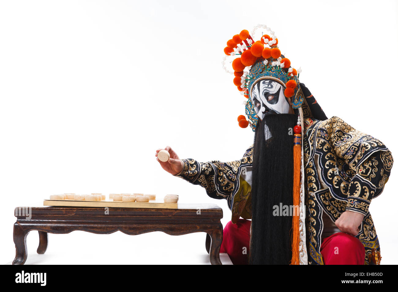 Peking-Oper-Darsteller spielt Schach Stockfoto