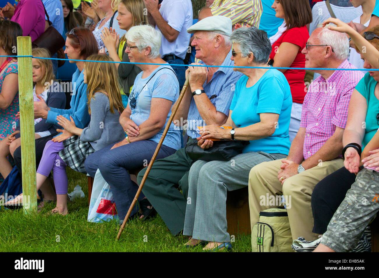 Altes Ehepaar in der Menge. Skelton Show Cumbria, England, UK. Stockfoto