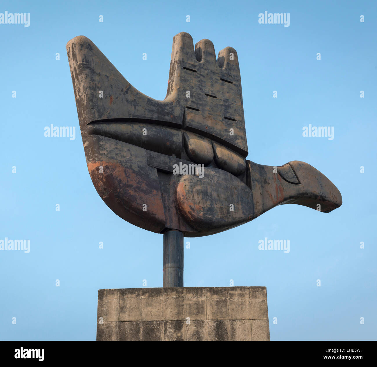 Le Corbusiers offene Hand-Symbol in der Nähe von den Gerichten für die Stadt Chandigarh, Indien. Stockfoto