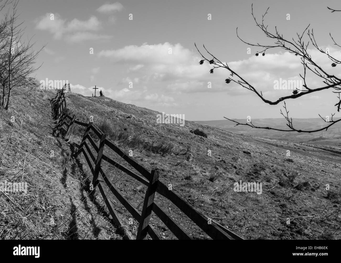 Castleton, Peak District, England. Die Wanderwege rund um die Peak District in Schwarz und Weiß an einem sonnigen Frühlingstag. Stockfoto