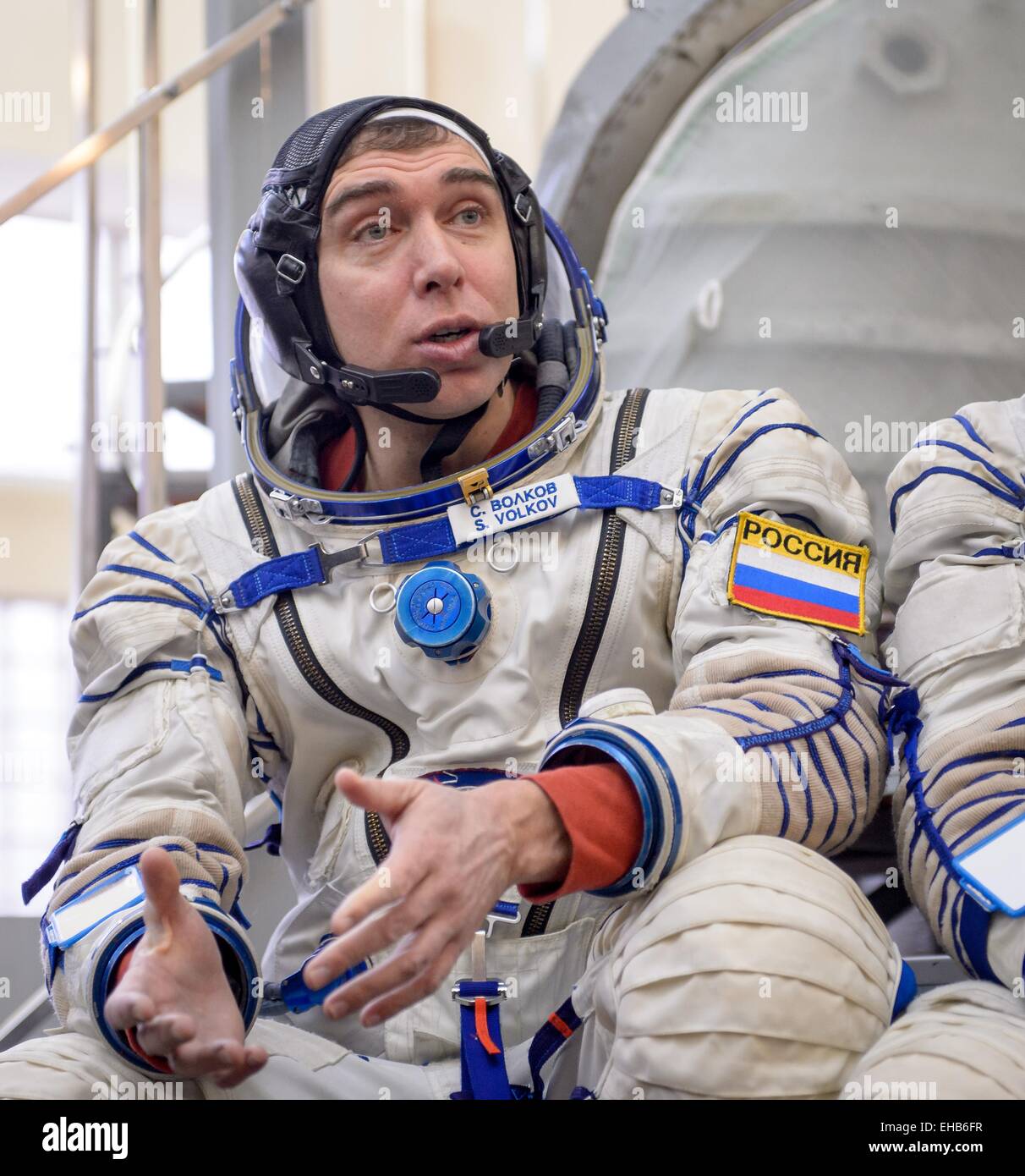 Internationale Raumstation ISS-Expedition 43 backup Crew Mitglieder Kosmonaut Sergei Volkov der russischen Federal Space Agency beantwortet Fragen aus der Presse außerhalb des Sojus-Simulators vor ihre Sojus Qualifikation Prüfungen auf der Gagarin-Kosmonautentrainingszentrum 7. März 2015 in Star City, Russland. Stockfoto