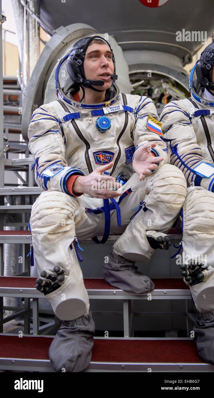Internationale Raumstation ISS-Expedition 43 backup Crew Mitglieder Kosmonaut Sergei Volkov der russischen Federal Space Agency beantwortet Fragen aus der Presse außerhalb des Sojus-Simulators vor ihre Sojus Qualifikation Prüfungen auf der Gagarin-Kosmonautentrainingszentrum 7. März 2015 in Star City, Russland. Stockfoto
