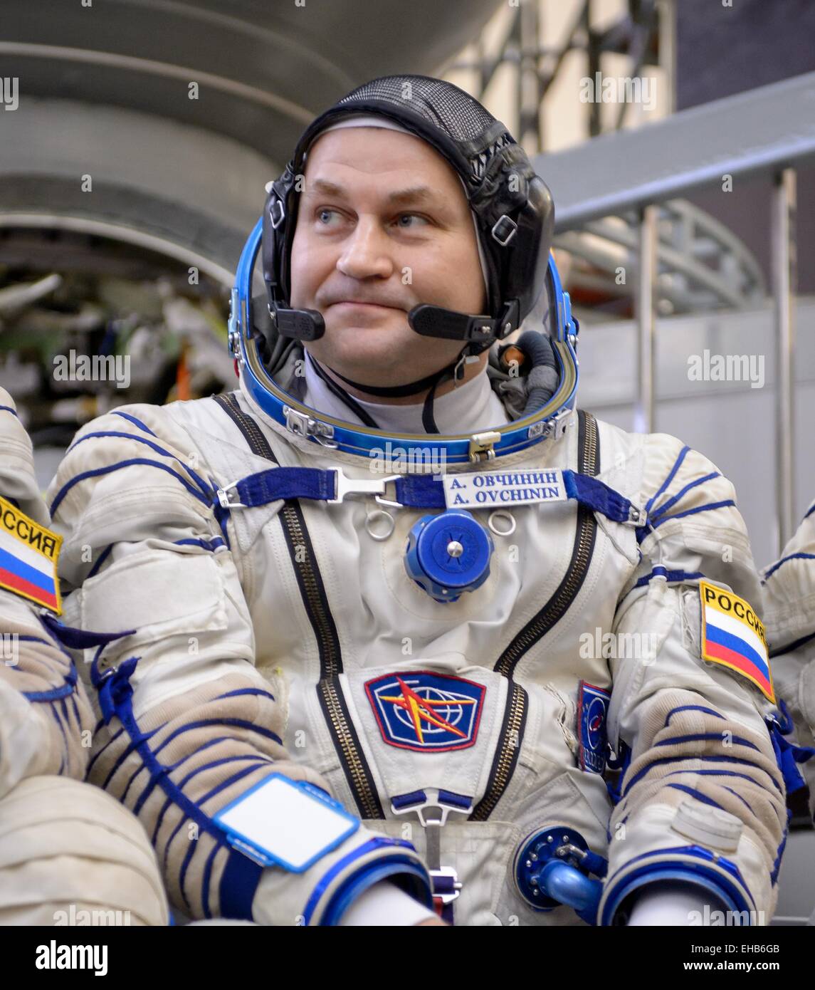 Internationale Raumstation ISS-Expedition 43 backup Crew Mitglied Kosmonaut Alexei Ovchinin der russischen Federal Space Agency beantwortet Fragen aus der Presse außerhalb des Sojus-Simulators vor ihre Sojus Qualifikation Prüfungen auf der Gagarin-Kosmonautentrainingszentrum 7. März 2015 in Star City, Russland. Stockfoto