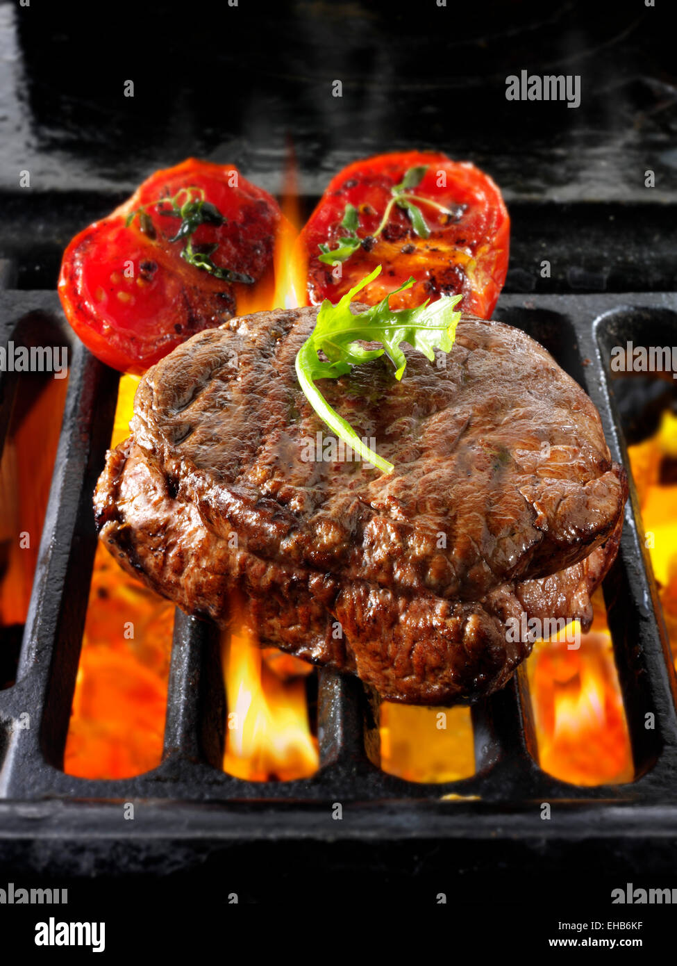 Rindersteaks & Tomaten gekocht wird auf einer offenen Flamme grill Stockfoto