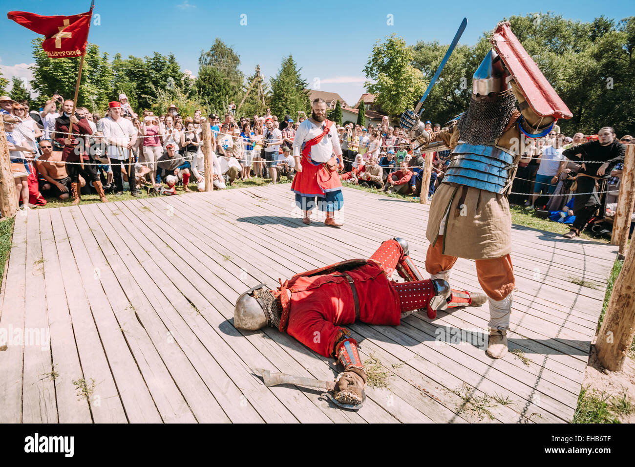 MINSK, BELARUS - 19. Juli 2014: Denkmalpflege der ritterlichen Kämpfe auf der mittelalterlichen Kultur festival Stockfoto