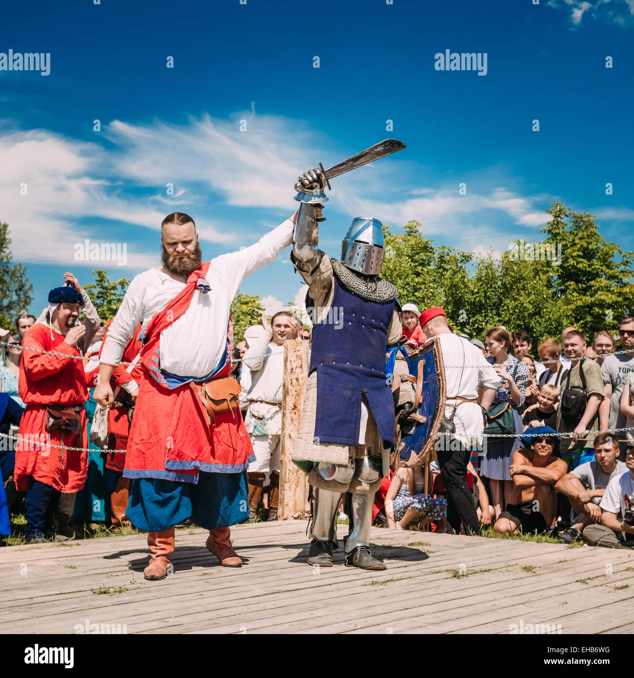 MINSK, BELARUS - 19. Juli 2014: Denkmalpflege der ritterlichen Kämpfe auf der mittelalterlichen Kultur festival Stockfoto