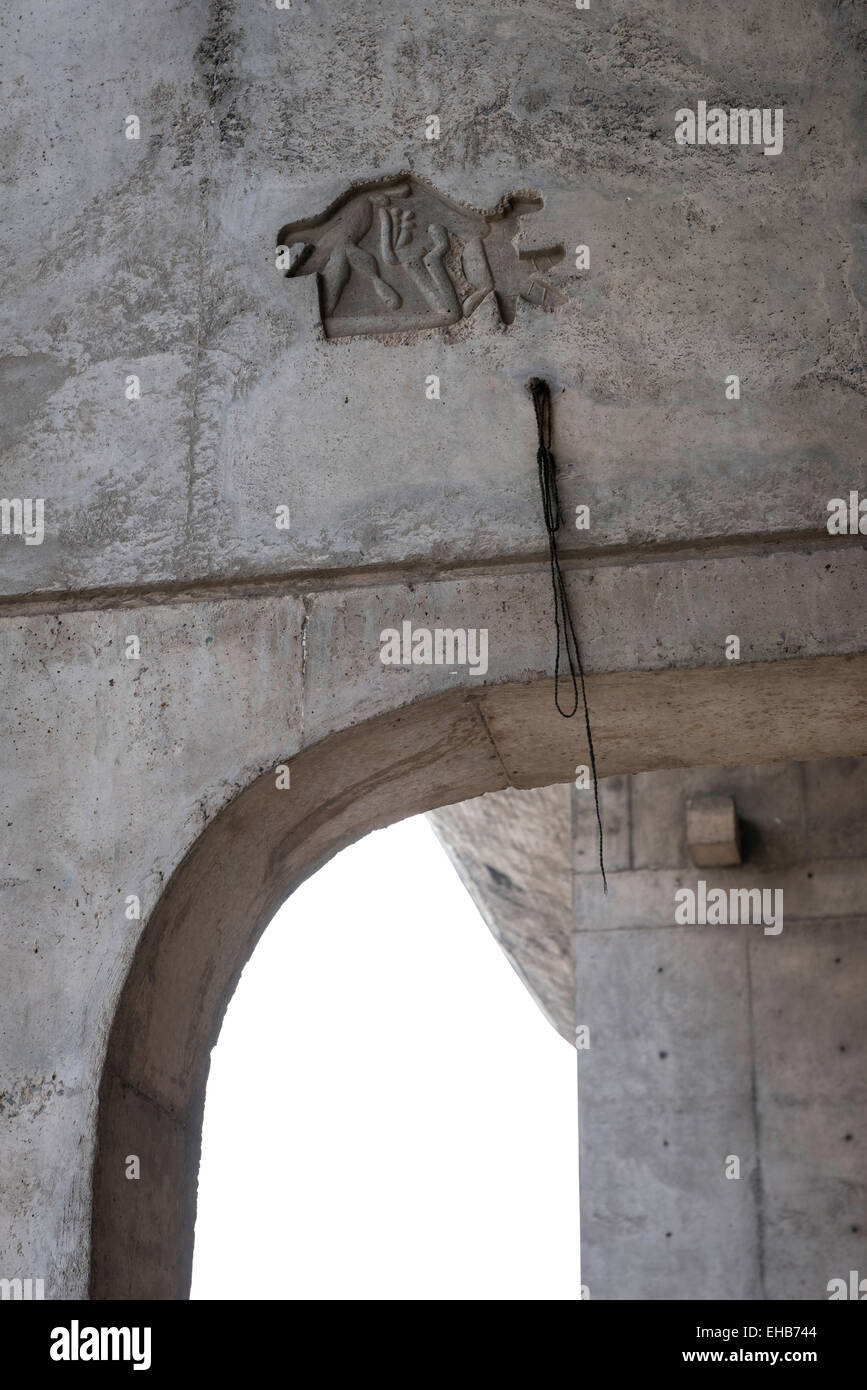 Ein kleines Symbol in der Gussbeton Vidhan Sabha oder gesetzgebende Versammlung, entworfen von Le Corbusier in Chandigarh gebaut Stockfoto