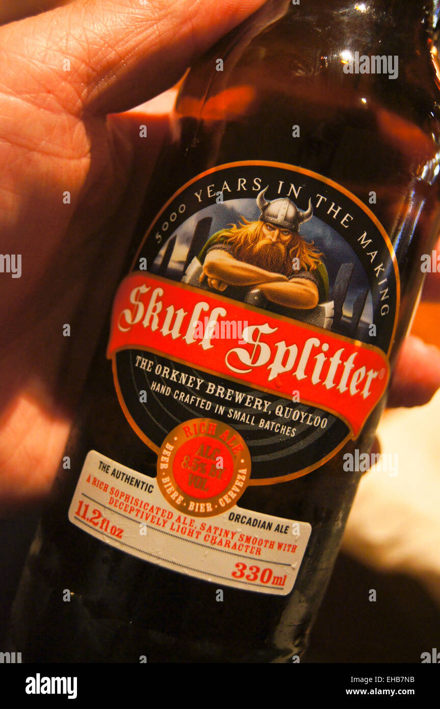 Eine Flasche von Skull Splitter real Ale, Orcadian Brauerei, Orkney Inseln, Schottland Stockfoto