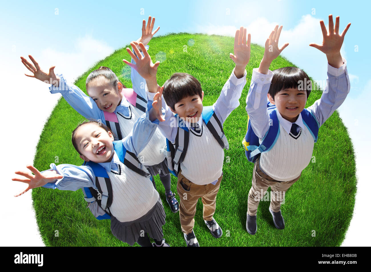 Die Schülerinnen und Schüler stand auf der Erde Arme angehoben Jubel Stockfoto
