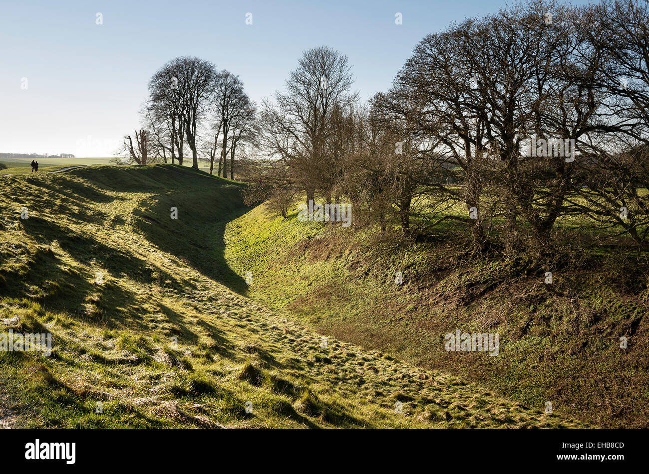 Avebury Ausgrabungsstätte zeigt Graben im winter Stockfoto