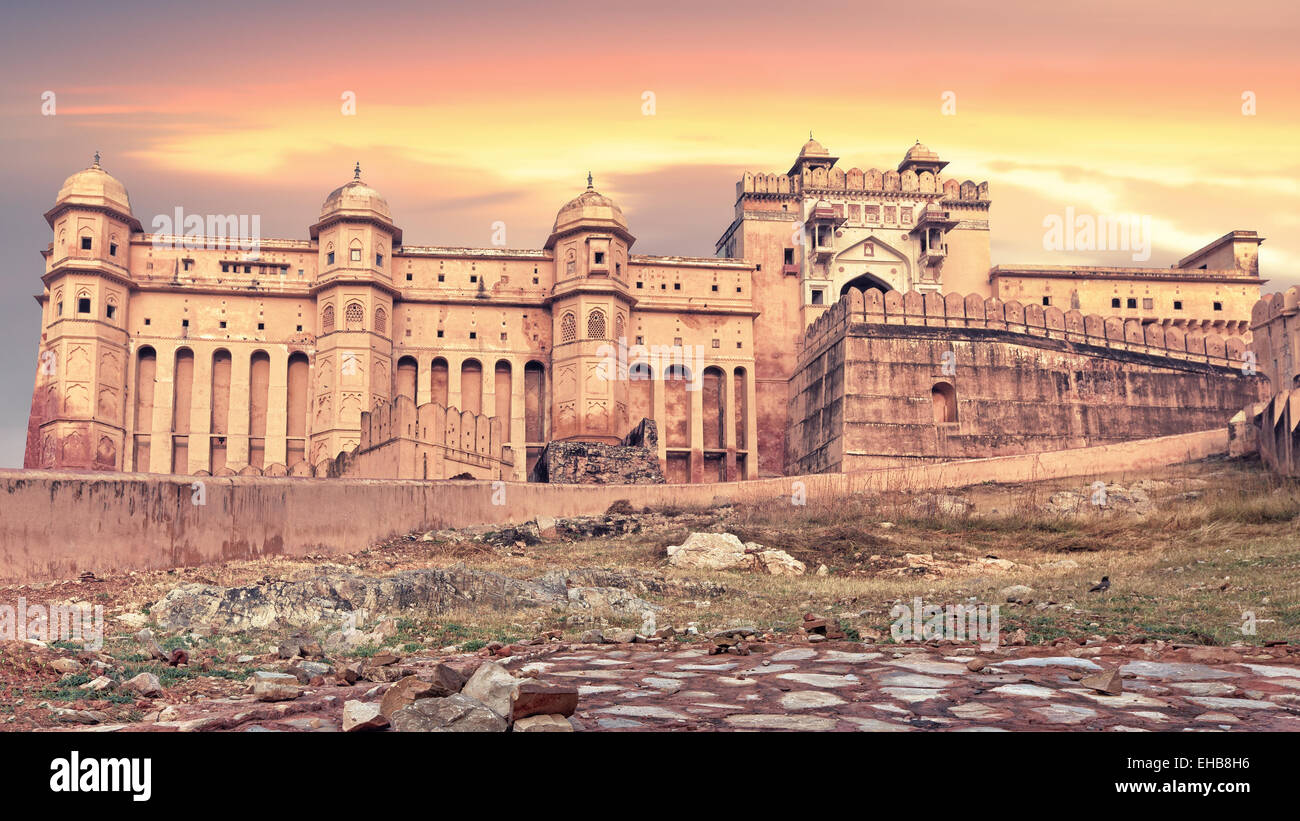 Blick auf Amber Fort bei Sonnenuntergang, Jaipur, Indien, Rajasthan. Kreative Filter Farbe beeinflussen Stockfoto