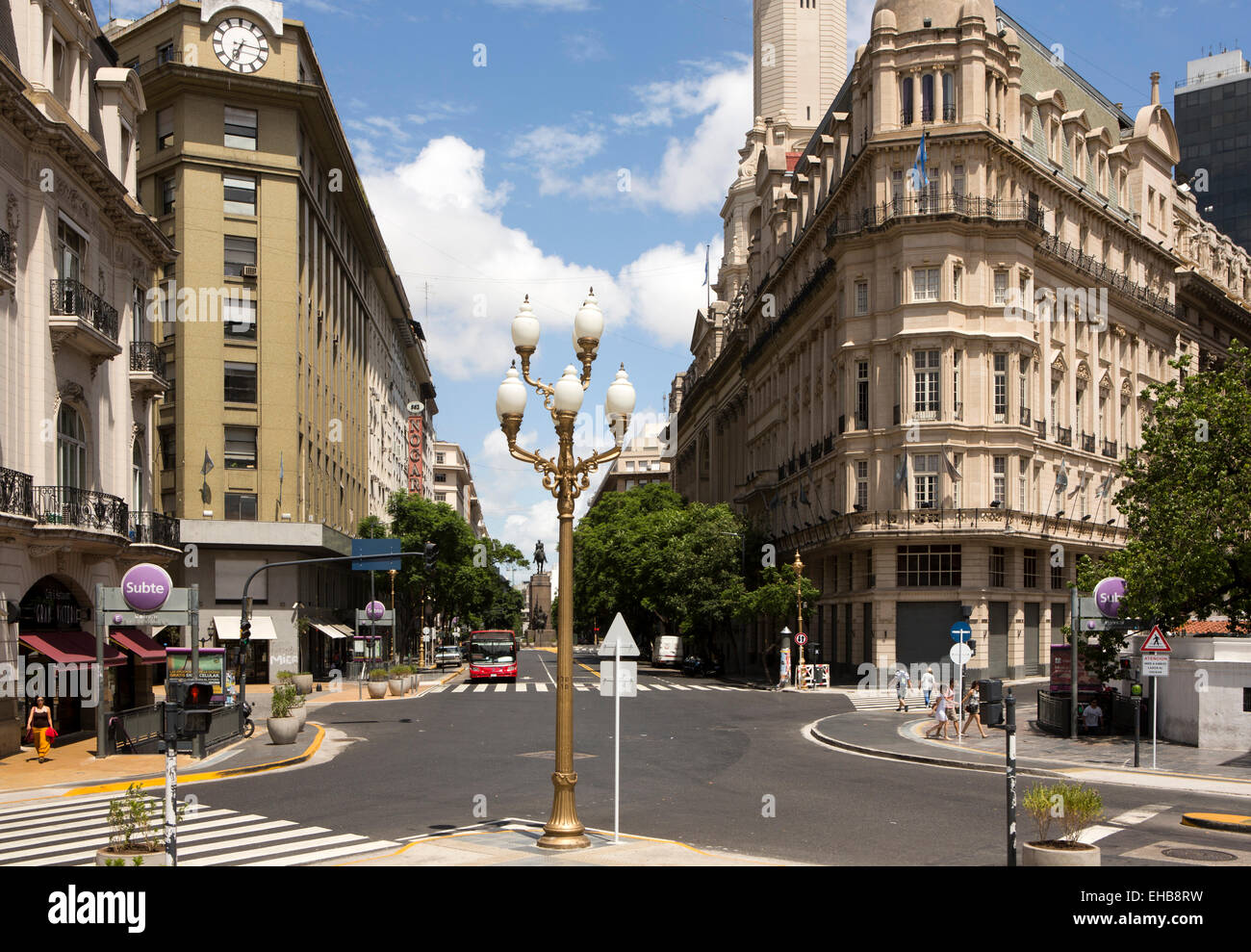 Argentinien, Buenos Aires, Stadtzentrum, Avenida, de Mayo und Bolivar "Subte" Bahnhof Eingänge außerhalb Stadt Parlamentsgebäude Stockfoto
