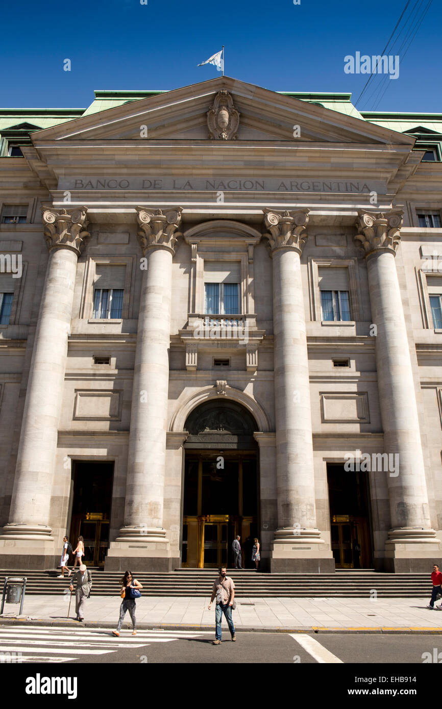 Argentinien, Buenos Aires, Plaza de Mayo, Banco De La Nación Hauseingang mit klassischen Portikus Stockfoto