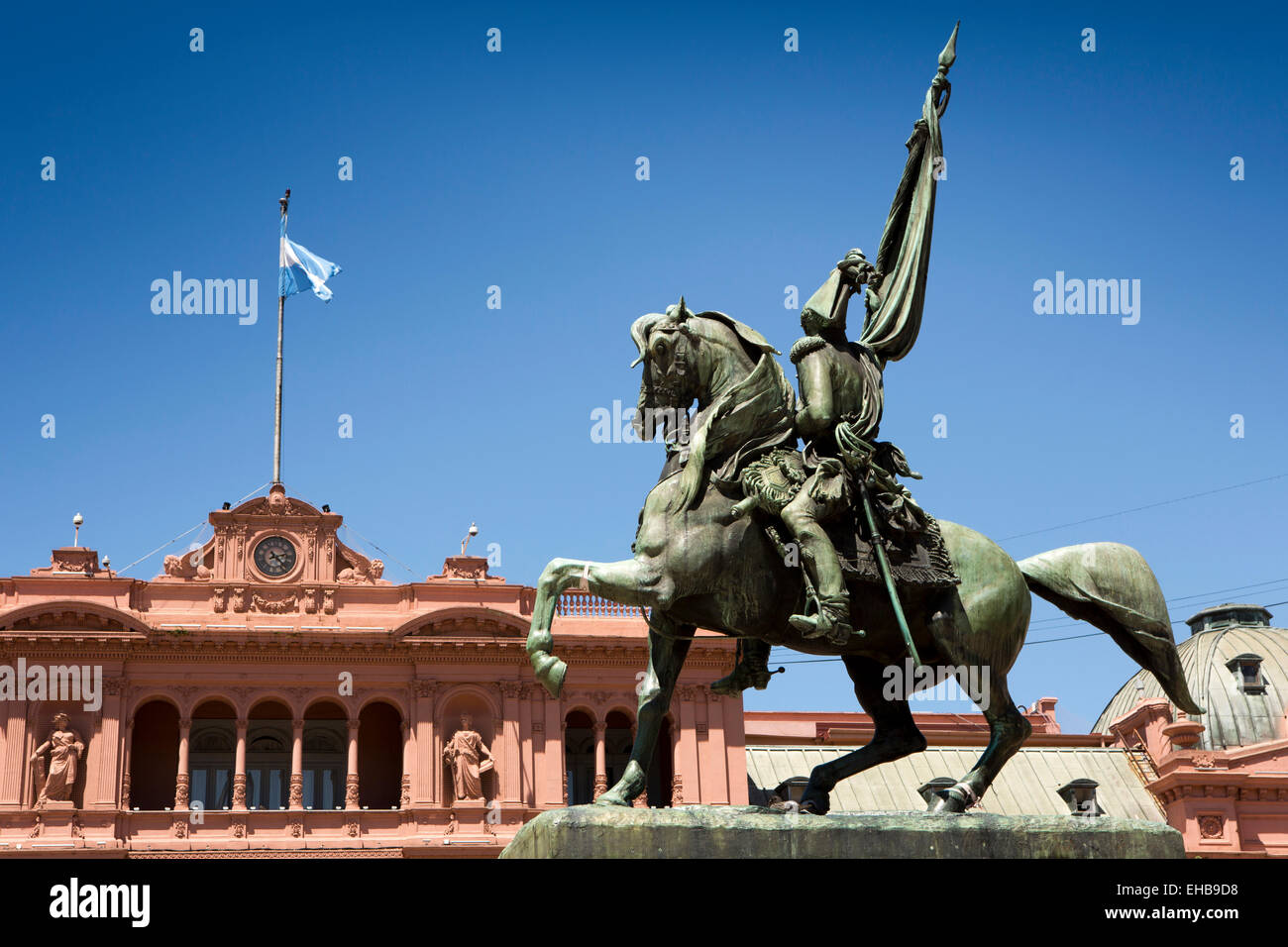 Denkmal für General Manuel Belgrano und Casa Rosada, Plaza de Mayo, Buenos Aires, Argentinien Stockfoto