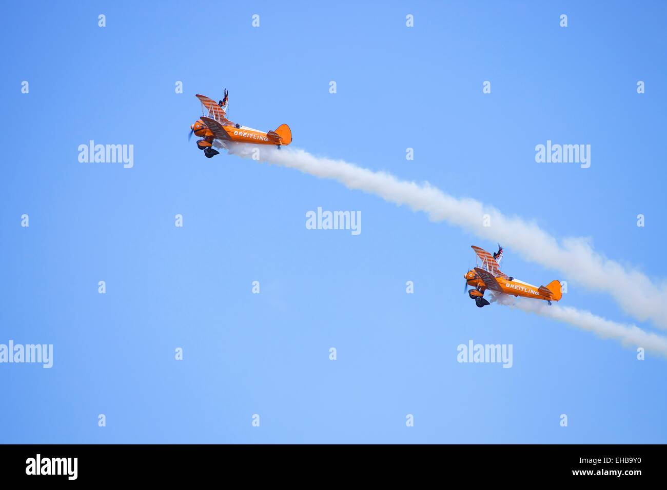Zwei Boeing Stearman Modell 75. Breitling-Doppeldecker im weißen Himmel. Windermere Air Show 2011, Cumbria, UK. Stockfoto