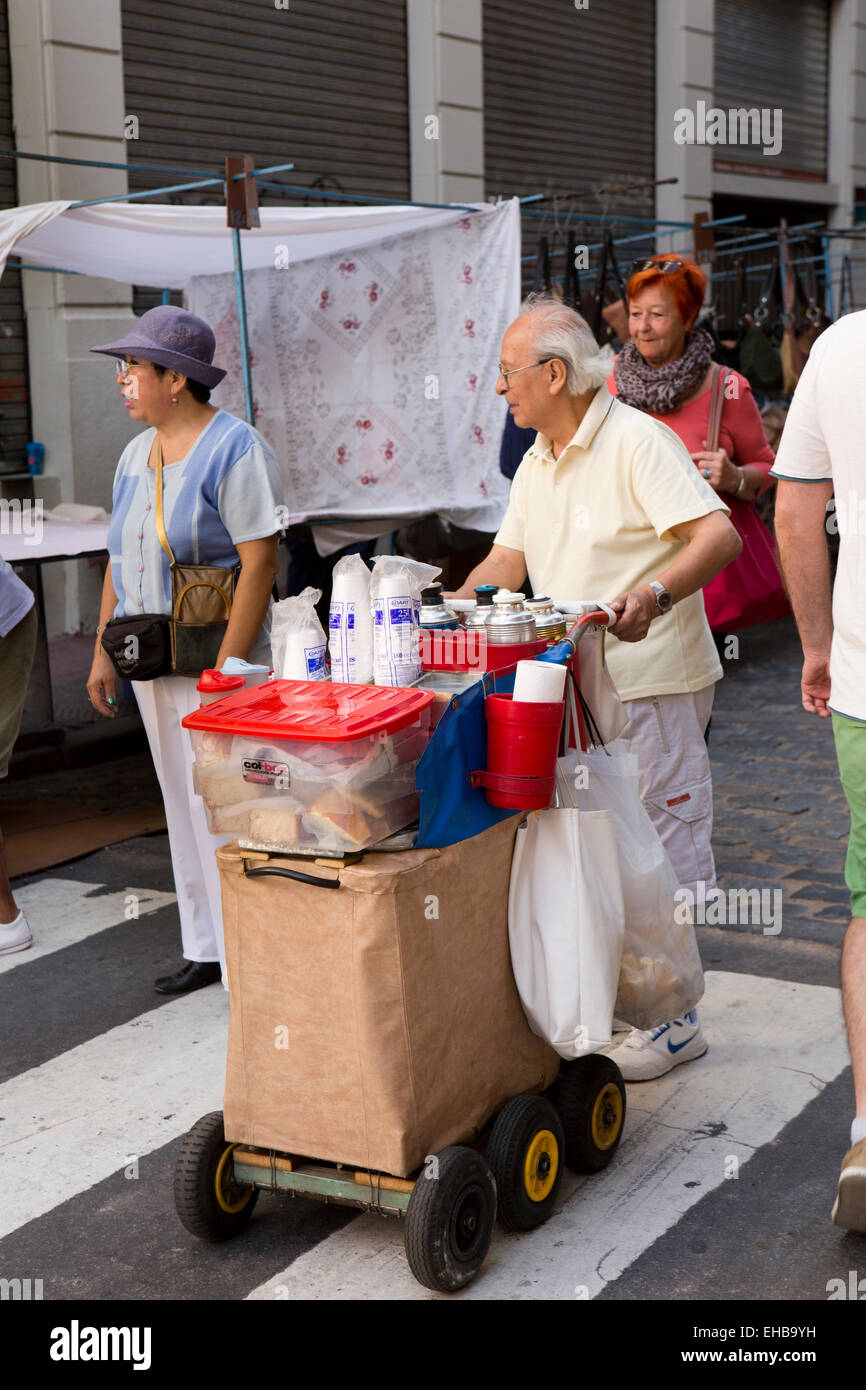 Argentinien, Buenos Aires, San Telmo Flohmarkt, Verkauf von heißem Wasser für Mata Mann trinken Töpfe Stockfoto