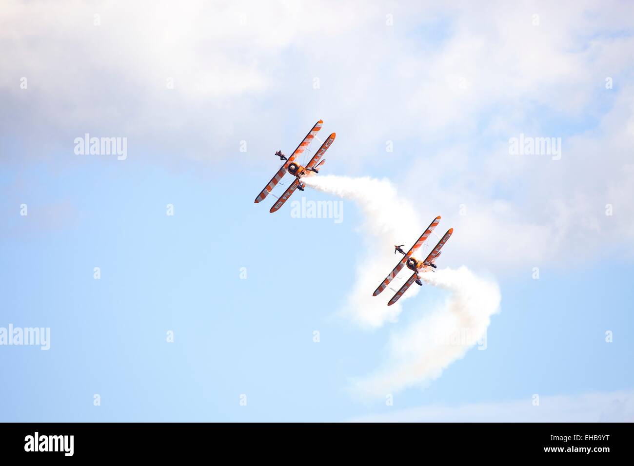 Zwei Boeing Stearman Modell 75. Breitling-Doppeldecker im weißen Himmel. Windermere Air Show 2011, Cumbria, UK. Stockfoto