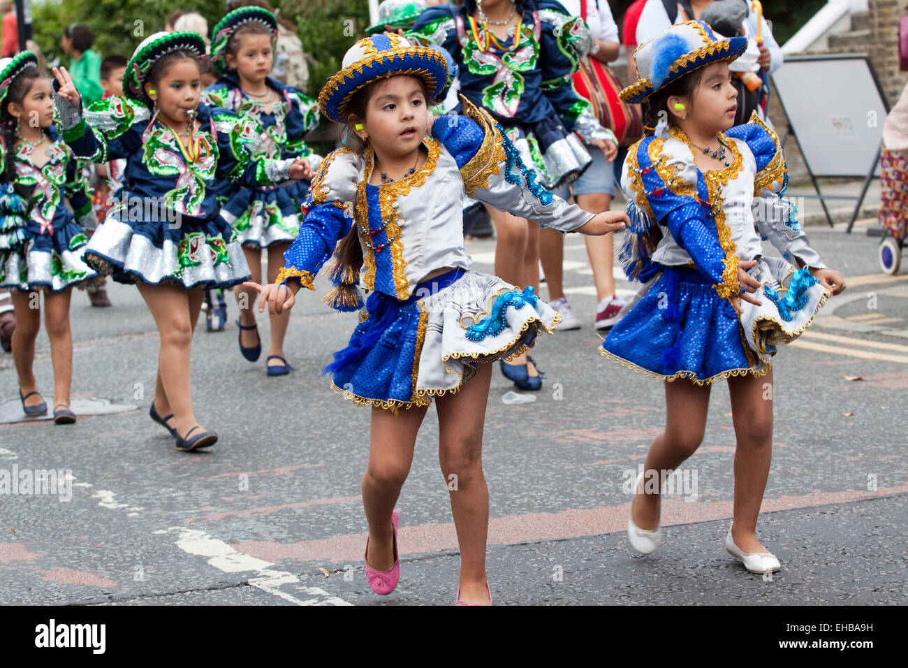 Bolivianische kleine Mädchen tanzen in Hackney Karneval Stockfoto